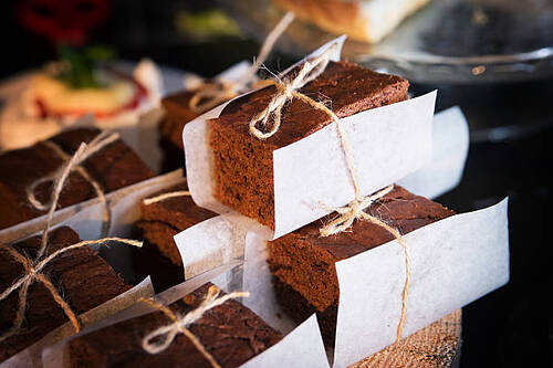 Kuchenverkauf / Freepik Chocolate tasty delicious cake. Sweet bakery